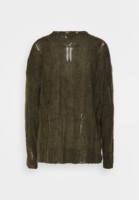 Olivgrön, löst stickad tröja med lång ärm, rund halsringning och texturerad randig mönster. Har små ventilationshål och ribbat nederkant.