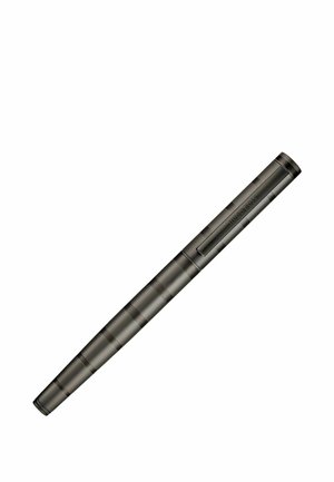 Matowy czarny metalowy długopis z subtelnymi poziomymi żłobieniami i klipem wygrawerowanym napisem "Hugo Boss" na białym tle.