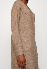 Pieces Petite Stickad klänning - brown