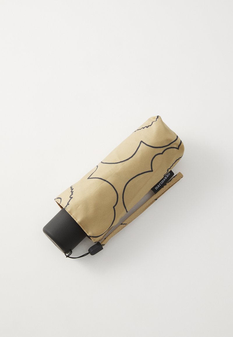 Parapluie compact avec une housse en tissu marron clair présentant un motif abstrait noir ; poignée noire et une sangle beige pour une fermeture sécurisée.
