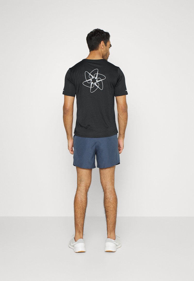 Herren Shirts | Nike Performance RUN MILER T-Shirt print black/schwarz - BS20536 Herren Shirts | Nike Performance RUN MILER T-Shirt print black/schwarz - BS20536