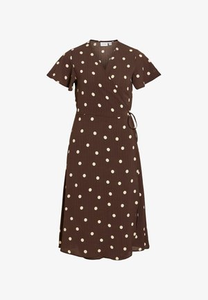 Bruine wikkeljurk tot op de knie met korte wapperende mouwen en witte stippen, met een zijstrik in de taille.