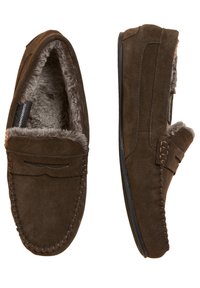 Brune ruskindsindslipper med for i kunstpels, der har et mokkasinstil syet design og en flad gummisål. Accentueret med en enkel læderdetalje.