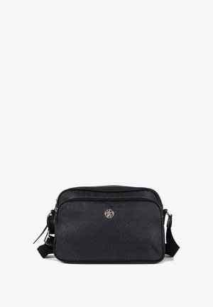 Borsa a tracolla in pelle nera con finitura testurizzata, logo in tonalità oro, zip superiore e tracolla regolabile. Forma rettangolare e dettagli lisci.