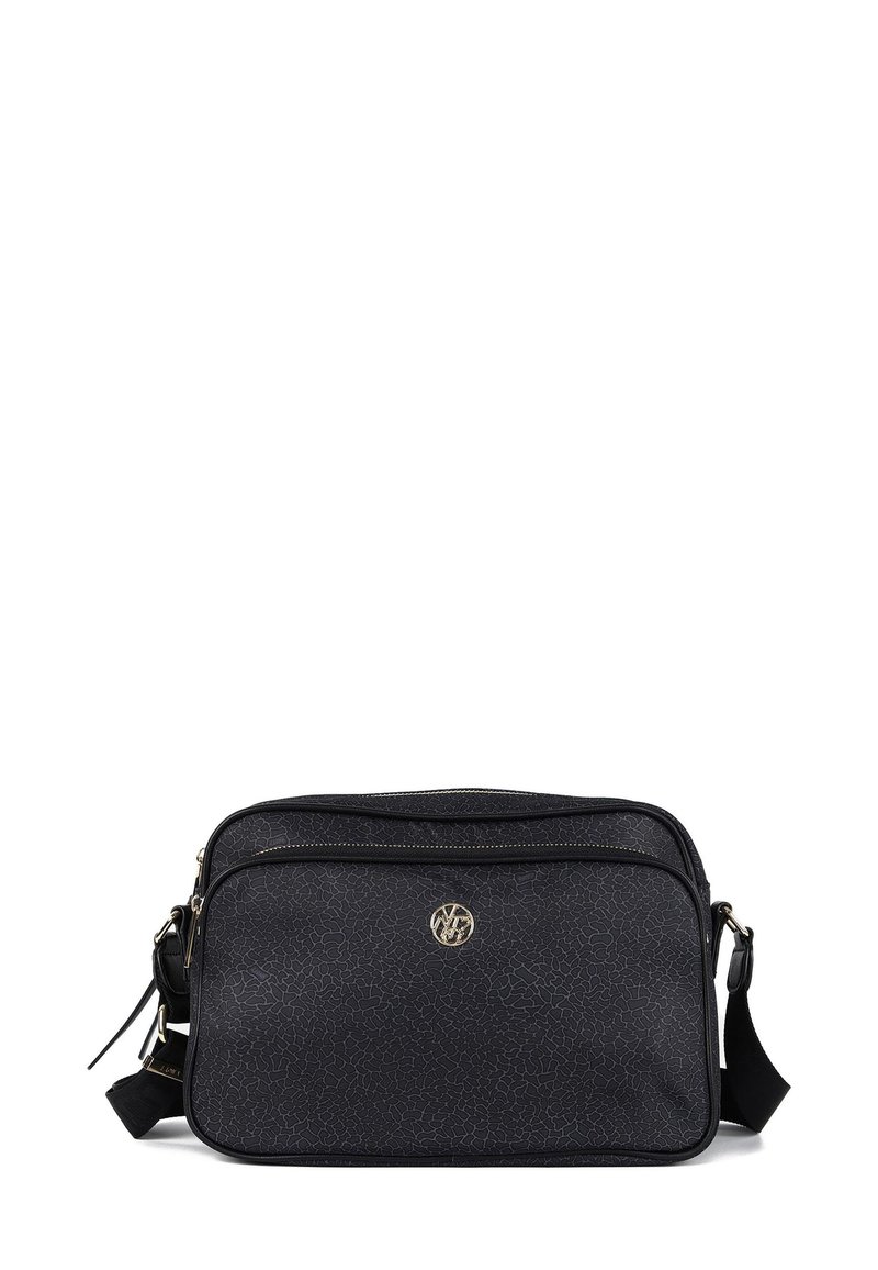 Borsa a tracolla in pelle nera con finitura testurizzata, logo in tonalità oro, zip superiore e tracolla regolabile. Forma rettangolare e dettagli lisci.