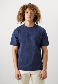 Nike Performance PARIS ST GERMAIN NIKE PRM ESSENTIAL TEE - T-shirt imprimé - midnight navy