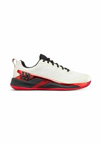 Weißer Sport Schuh mit roten Akzenten, mit einer strukturierten Oberseite, schwarzen Schnürsenkeln und einer rot-schwarzen Sohle. Markenlogo an der Seite.
