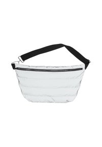 Borsa a tracolla bianca imbottita con una tracolla nera regolabile e una cerniera argentata. Presenta linee orizzontali cucite per creare texture.