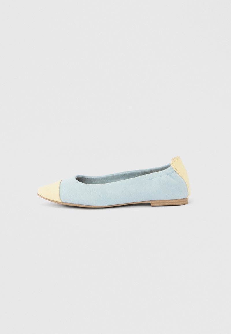 Chaussure plate bleu clair avec un bout et un talon jaunes en accent, fabriquée en daim. Présente un design simple et arrondi avec une semelle plate.