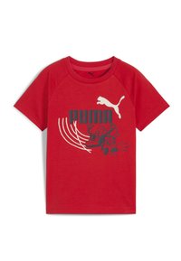 Röd bomullströja med en grå grafik som har "PUMA"-text och en stiliserad illustration av skor, korta raglanärmar och rundad hals.