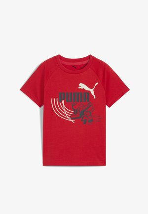 Rode katoenen T-shirt met een grijze graphic met de tekst "PUMA" en een gestileerde illustratie van schoenen, korte raglanmouwen en een ronde hals.