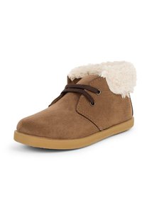 Botas de tobillo de ante marrón con un suave collar de piel crema, cordones marrones oscuros y una suela de goma texturizada. Diseño simple con un ajuste cómodo.