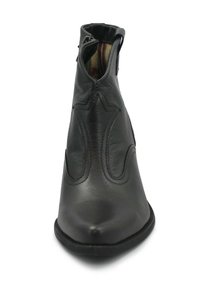 Stivale ankle in pelle nera con punta affilata, motivo di cucitura decorativa e chiusura con zip. L'interno è foderato con tessuto a motivi.