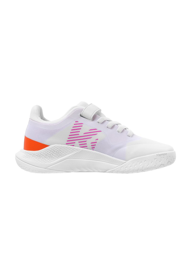 Witte sportieve schoen met een bovenwerk van mesh, roze accenten, een klittenbandsluiting en een getextureerde rubberen zool. Bevat een feloranje element op de hak.