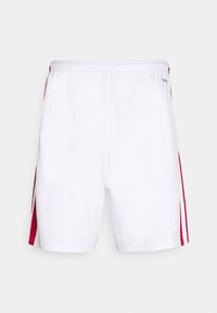 Weiße Sportshorts mit glatter Textur, ausgestattet mit roten Akzentstreifen an den Seiten und einem elastischen Bund für mehr Komfort.