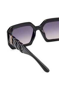 Guess IN INIETTATO PER - Ochelari de soare - nero lucido grigio fumo sfumato
