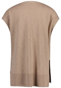Beige strikket top med korte ærmer, der har en ribbet kant og sideslids. Materialet har en blød, tekstureret overflade.