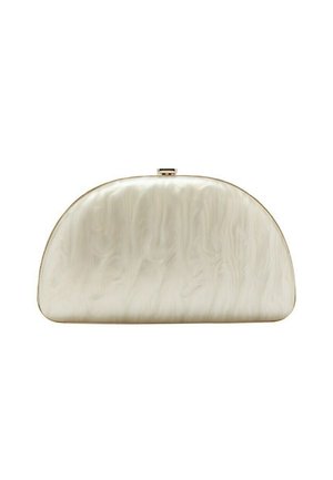 Pequeño bolso de mano crema, semicírculo y brillante, con cierre de broche dorado y textura marmoleada sutil.