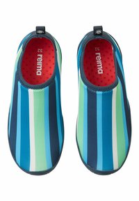 Pasywne buty wodne w paski w kolorze niebieskim, zielonym i białym, z czerwonym wnętrzem, zakładane na stopę, wykonane z elastycznego materiału i wzmocnionymi krawędziami dla większej trwałości.