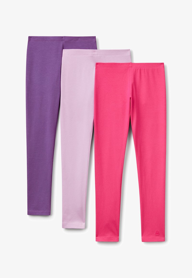 Tři páry dětských legín v purpurové, světle růžové a jasně růžové barvě, uspořádané přes sebe na bílém pozadí.