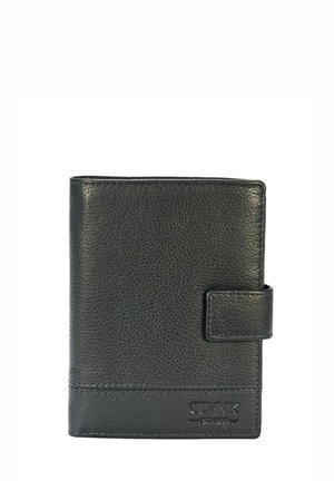 Czarny skórzany portfel o fakturowanym wykończeniu, składanym designie, zapięciem na klapkę z przodu oraz wytłoczonym logo na dole. Kompaktowy i trwały.