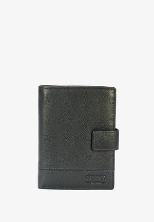 Czarny skórzany portfel o fakturowanym wykończeniu, składanym designie, zapięciem na klapkę z przodu oraz wytłoczonym logo na dole. Kompaktowy i trwały.