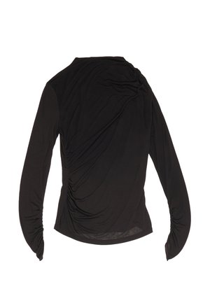 Czarna bluzka z długim rękawem, ozdobiona drapowaniem i marszczonymi bokami. Miękki, lekki materiał z dopasowanymi rękawami.