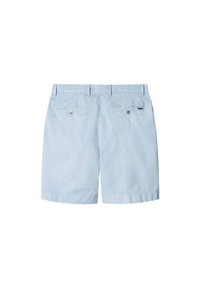 Shorts en coton bleu clair avec une coupe décontractée, dotés de deux poches arrière à fermeture à bouton et d'un ourlet retroussé.