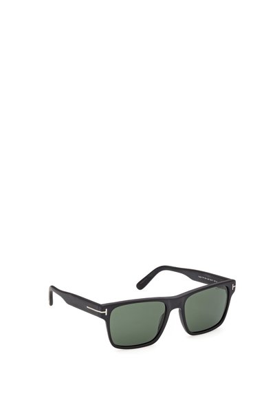 Lunettes de soleil rectangulaires noires avec des verres vert foncé et de fines touches argentées sur les branches et les charnières de la monture.