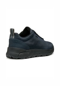 Las zapatillas deportivas en color navy cuentan con una parte superior de malla con un patrón texturizado, una suela acolchada y una suela de goma con un diseño en forma de ola.