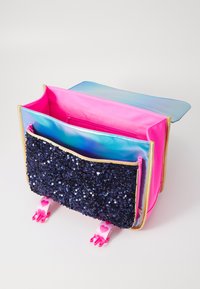 En rosa og blå gradient veske med front i marineblå paljettdetaljer, har gullkanter og rosa hjerteakenter på stroppene. Innvendig: flere rom.
