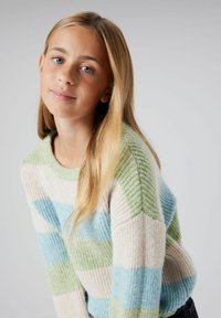 Sweter dziany z poziomymi paskami w pastelowych kolorach: jasnoniebieskim, zielonym i kremowym. Faktura prążkowana, okrągły dekolt i długie rękawy.