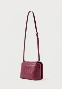 Bordeaux læder crossbody taske med et quiltet mønster, justerbar rem og sølv hardware. Glat tekstur med en rektangulær form.