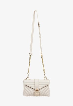 Sac bandoulière matelassé blanc avec chaîne dorée et sangle en cuir réglable, doté d'un fermoir doré gravé de "19V69 ITALIA."