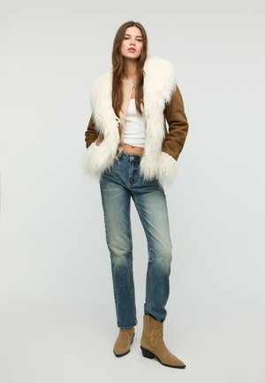 Stradivarius Kovbojská/motorkárska členková čižma - beige