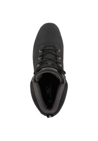 Czarne buty z gładkiej zamszowej powierzchni, okrągłym noskiem, wzmocnionymi krawędziami i szarym wyściełanym kołnierzem. Posiadają czarne sznurowadła i perforowane detale.