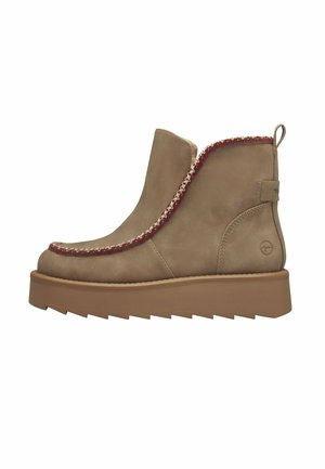 Taupe enkelboots met een gestructureerde suède afwerking, voorzien van een gevlochten rood en crèmekleurig accent langs de bovenrand en een dikke bruine zool.