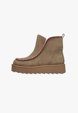 Taupe enkelboots met een gestructureerde suède afwerking, voorzien van een gevlochten rood en crèmekleurig accent langs de bovenrand en een dikke bruine zool.