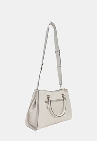 Borsa bianca con finitura in pelle texturizzata, doppi manici superiori, cinturino regolabile e tasca con zipper; presenta un sottile motivo in rilievo e hardware argentato.
