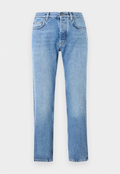 Jean droit pour homme en denim bleu clair, avec cinq poches et fermeture à bouton, présenté sur un fond blanc.
