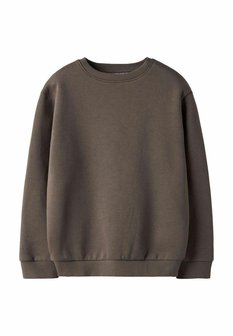 En enfärgad brun crewneck sweatshirt med långa ärmar och ribbade mudd och nederdel, uppställd mot en vit bakgrund.