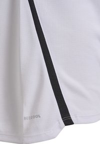 Witte sportieve shirt van een gestructureerde stof, met een zwarte zijstreep en het "BECOOL" logo nabij de onderrand.