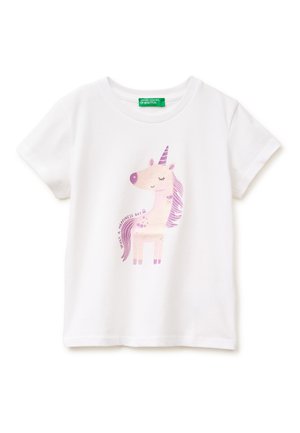 Weißes Kindershirt mit kurzen Ärmeln, pink-lila Einhorn-Grafik und dem Text "WHAT A HAPPINESS DAY" auf der Vorderseite.