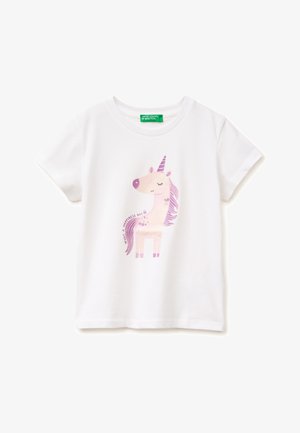 Weißes Kindershirt mit kurzen Ärmeln, pink-lila Einhorn-Grafik und dem Text "WHAT A HAPPINESS DAY" auf der Vorderseite.