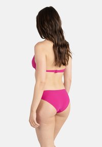 Bikini rose avec un haut bandeau sans bretelles et un bas taille haute, présentant une texture lisse et une couleur unie. Fermeture arrière réglable.