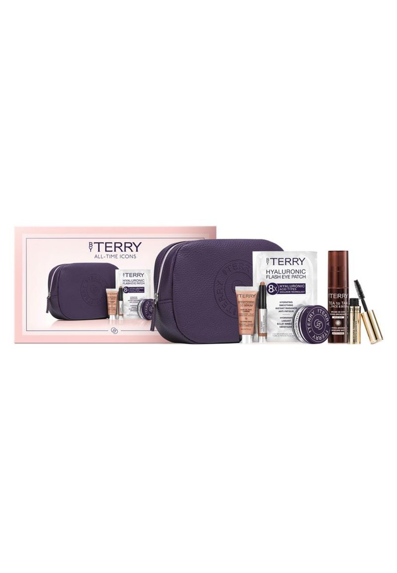 Lila Lederkosmetiktasche mit geprägt Logo, begleitet von Hautpflege- und Make-up-Produkten in verschiedenen Behältern, vor einem pinken Kasten.