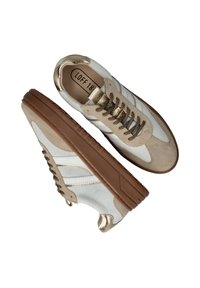 Witte en beige sneakers met gouden accenten, textuur suède en een dikke bruine zool. Voorzien van stijlvolle veters en gestreepte designelementen.