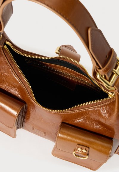 Bolsa de mão de couro castanho com acabamento texturizado, fechos em tom dourado e um compartimento interior com forro preto. Possui bolsos laterais.