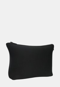 Borsa nera realizzata in tessuto liscio, con chiusura a cerniera e bordi morbidi e arrotondati per un design minimalista e snello.