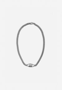 Brățară din lanț argintie cu un design răsucit, având un link oval central, textură netedă și închidere sigură.